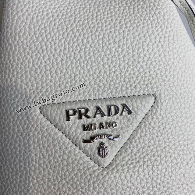 Prada專櫃2023新款女士水桶包 1BE060 普拉達鹿皮紋牛皮抽繩肩背桶包 csp1597